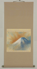 真っ赤に染まった霊峰富士は吉祥の構図で縁起物として年中かけられます。 真っ赤に染まった霊峰富士は吉祥の構図で縁起物として年中かけ