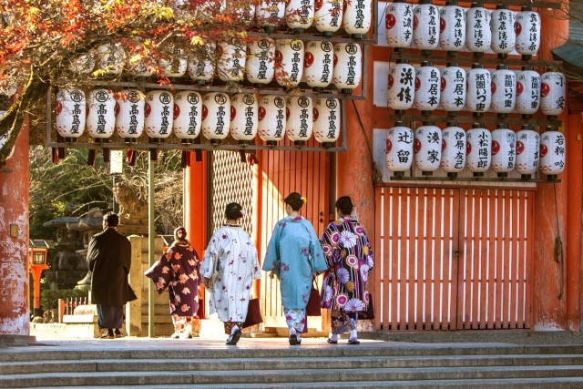 浅草寺周辺には履物屋さんがいっぱい