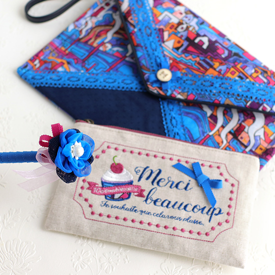 ミシン刺繡　かわいいポーチ　お花ペン　「エンベロープバッグ」3サイズケース：リバティプリント　神戸タータン