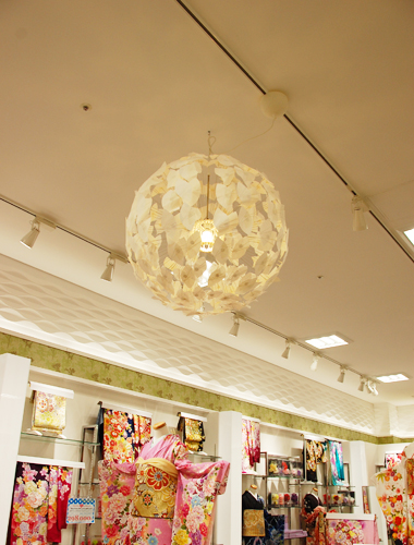 「HANAGOROMO イオン木更津店の店内照明装飾を制作しました。