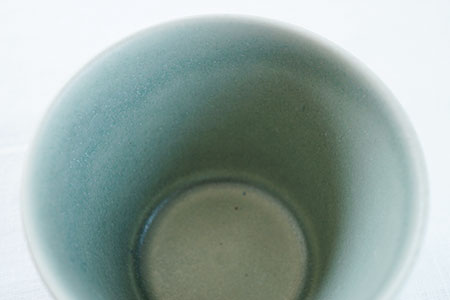 額入りの益子焼陶器です。高さ25センチ横16.5センチ ワ15 薄緑（しっとり） ボタニカルカップ - 益子焼の小さな