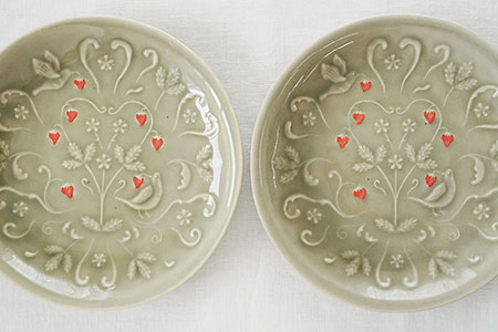 DJピコ2点おまとめ　シェル形お皿、花形お皿 リ26 お花畑とウサギのプレート - 益子焼の小さな窯元