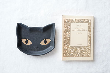 大倉陶器の黒猫の小皿 Amazon | 大倉陶園 黒猫親子 -縁起物語- 豆皿 その2「金魚