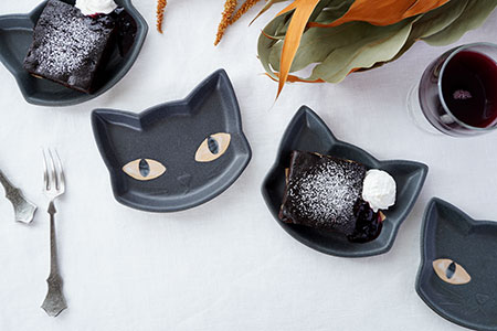 イ56 黒猫小皿 - 益子焼の小さな窯元「よしざわ窯」- 生活陶器