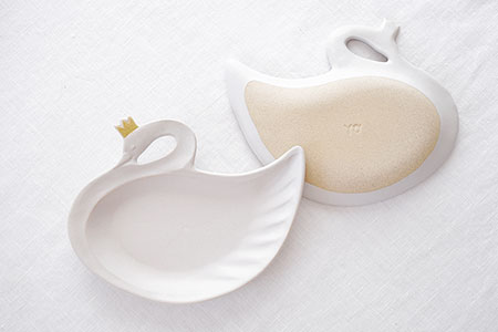 カ37 冠をかぶった白鳥皿＜黄色の冠＞ - 益子焼の小さな窯元