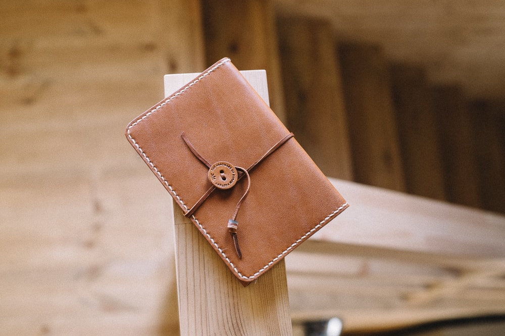 ナチュラルな革の手縫いブックカバー| 革小物のDuram Online Shop